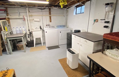 Staunton Cottage | 40s Renovated Cape on College