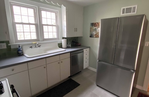 Staunton Cottage | 40s Renovated Cape on College