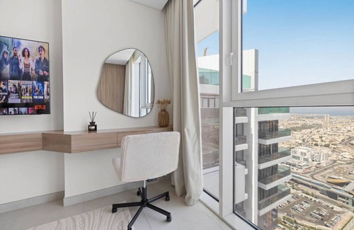 Bur Dubai Apartment | 41st-Floor 2BR with World's Highest Running Track