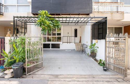 Suan Luang House | 420 House- up to 10 guests in central Bangkok.