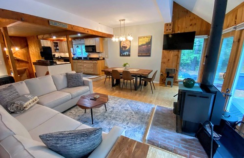 Twin Mountain House | 43TV peaceful retreat in the White Mountain, fireplace, fire pit, large yard, WiFi, AC!