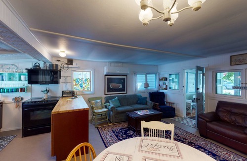 Lakeside Cottage | 443 Lynn Avenue Charming two bedroom in Lakeside!