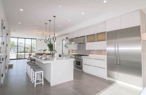 Yorktown House | 470a) Modern Paradise - walk to beach- sleeps 10