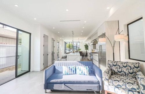 Yorktown House | 470a) Modern Paradise - walk to beach- sleeps 10