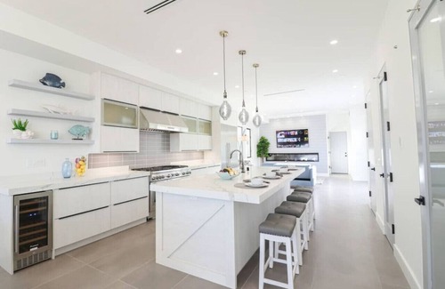 Yorktown House | 470a) Modern Paradise - walk to beach- sleeps 10