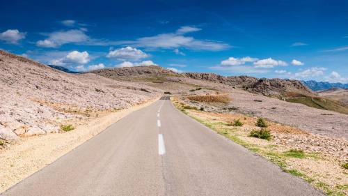 Metajna Apartment | (4890-2) Apartment in Metajna with sea view, balcony, air conditioning, WiFi