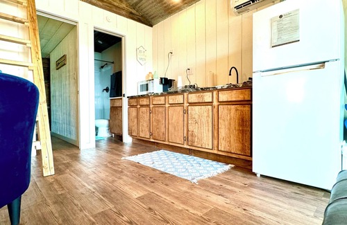 Quinlan Cabin | #49 Cozy Lake Front Cabin w/AC, WiFi & Breathtaking Views! Marina w/Free Fishing
