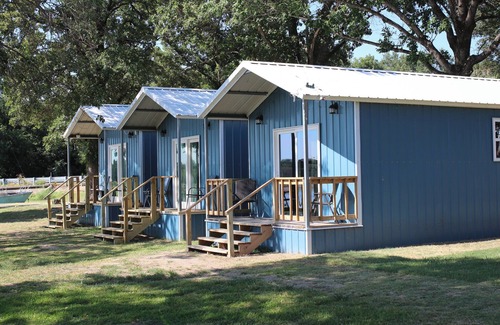 Quinlan Cabin | #49 Cozy Lake Front Cabin w/AC, WiFi & Breathtaking Views! Marina w/Free Fishing