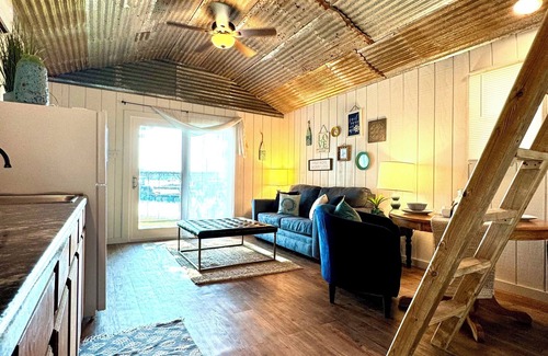 Quinlan Cabin | #49 Cozy Lake Front Cabin w/AC, WiFi & Breathtaking Views! Marina w/Free Fishing