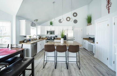 West Jordan House | 4bd room - king - lux - fast WiFi