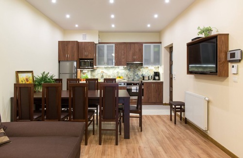 Old Town Apartment | 4bdr 2bth Vanilla 5 Apartment, 5min to Main Square