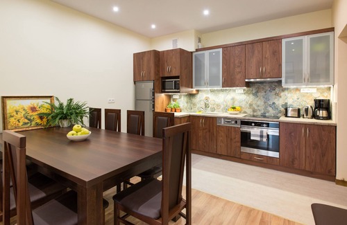 Old Town Apartment | 4bdr 2bth Vanilla 5 Apartment, 5min to Main Square