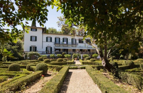 Oltrarno Apartment | 4bdrm elegant apt,historical Villa, shared pool, parking, 3km from Ponte Vecchio