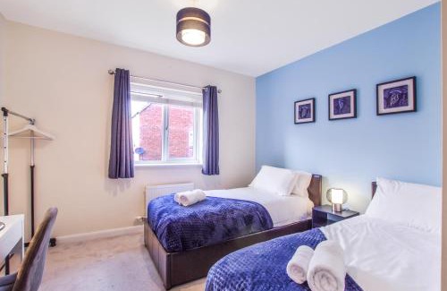 Bedford House | 4Bed 3 Bath Home I Sleeps 7-9 I Family & Contractors I Parking
