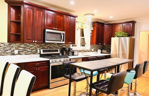 Quincy Apartment | 4BR 2BA 7BED WOLLASTONBEACH.NearBOSTON-1
