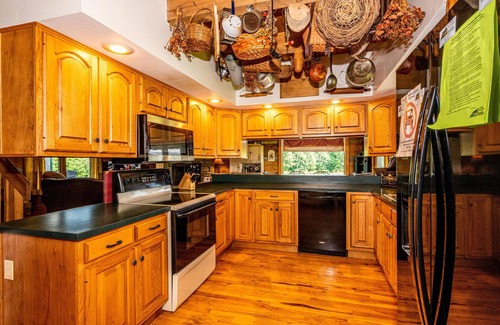 Helmsburg Cabin | 4BR, 2BA