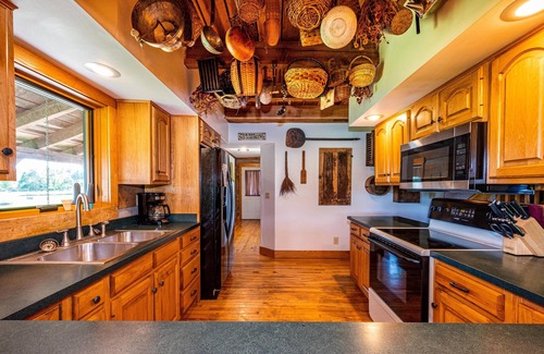 Helmsburg Cabin | 4BR, 2BA