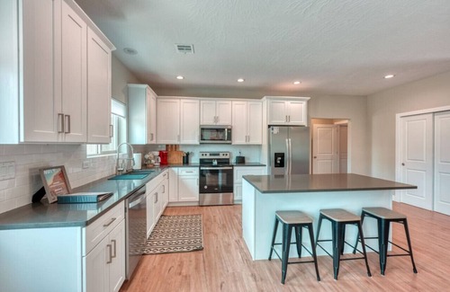 Kanab House | 4BR (3 King beds) w/Game Room, Views, Murals, Steps to Hiking