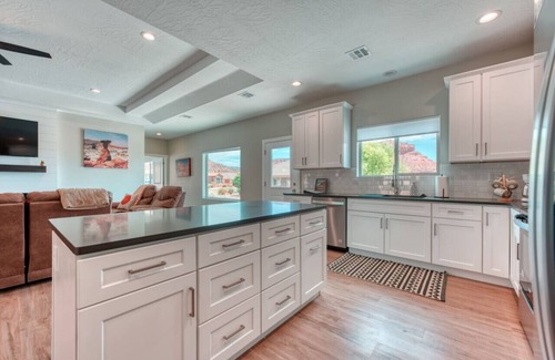 Kanab House | 4BR (3 King beds) w/Game Room, Views, Murals, Steps to Hiking
