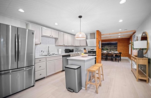 Summerlee House | 4br 3ba/10 min to NRG/hot tub/sauna/firepit