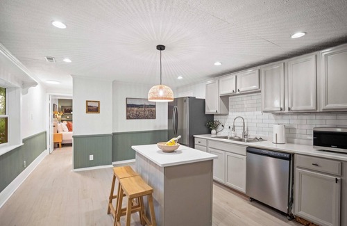 Summerlee House | 4br 3ba/10 min to NRG/hot tub/sauna/firepit
