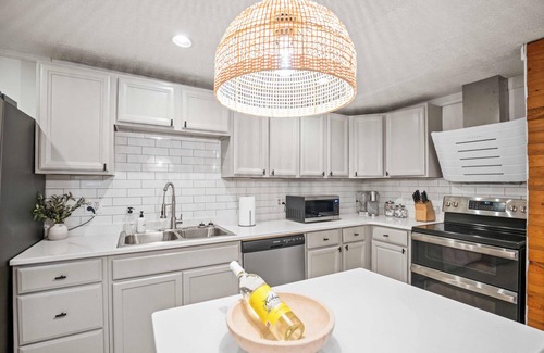 Summerlee House | 4br 3ba/10 min to NRG/hot tub/sauna/firepit