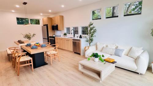 Northgate House | 4BR Brand New Designer House 15min to downtown