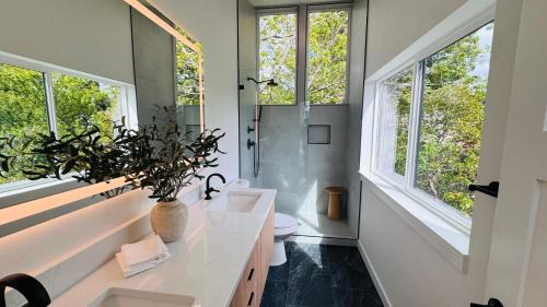 Northgate House | 4BR Brand New Designer House 15min to downtown