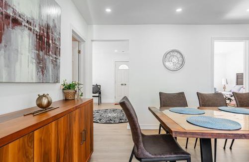 Streetsville House | 4BR Bungalow by LAKE in Port Credit, Miss near GO TRAIN and Toronto Airport