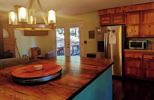 Mount Shasta House | 4BR Cabin in the Woods on 2.5 acres
