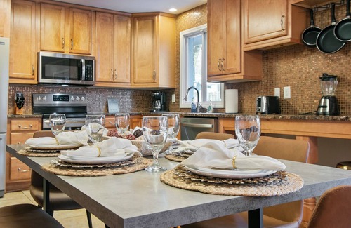 Atlanta House | 4BR Family Getaway | King Beds + Pet Friendly Yard