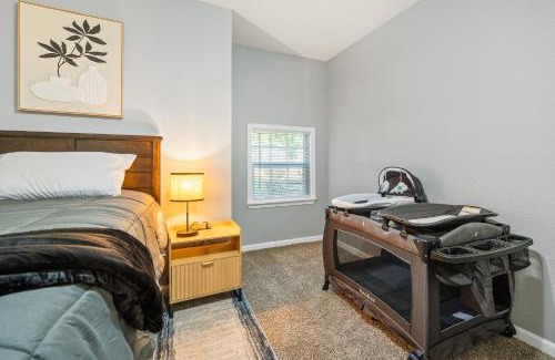Humble House | 4BR Family Home 3mi to IAH 21mi to Houston