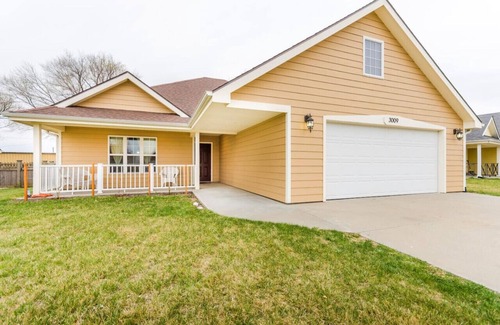 Manhattan House | 4BR Family Home w/Game Room & Spacious Yard