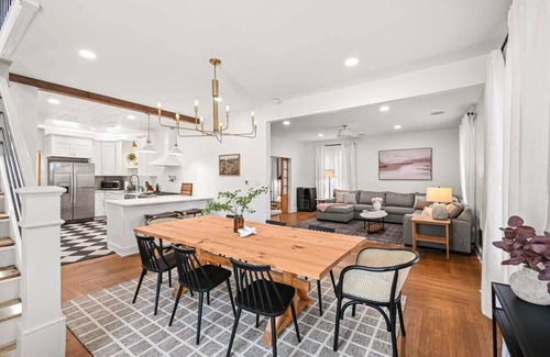 Williamstown House | 4BR for 10, Near Ark, High-Tech Kitchen, Parking!