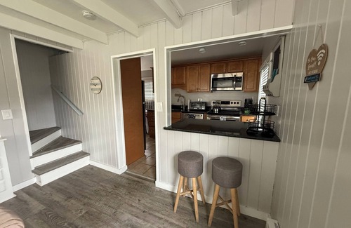 Old Lyme Cottage | 4BR Hawk’s Nest Beach Cozy Coastal Cottage steps from the shore