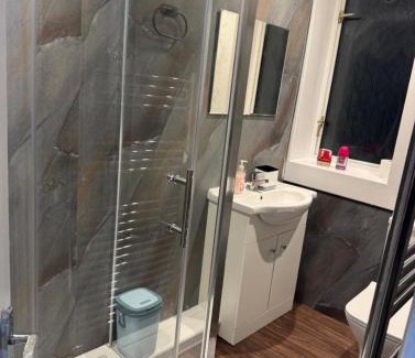 Carrick Knowe Apartment | 4BR Home near Airport & City Centre Free Parking