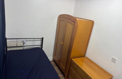 Carrick Knowe Apartment | 4BR Home near Airport & City Centre Free Parking