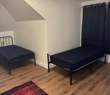 Carrick Knowe Apartment | 4BR Home near Airport & City Centre Free Parking