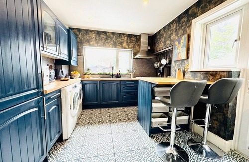 Southbourne House | 4BR - Hot Tub - BBQ - Garden -Beach-Cinema-Parking