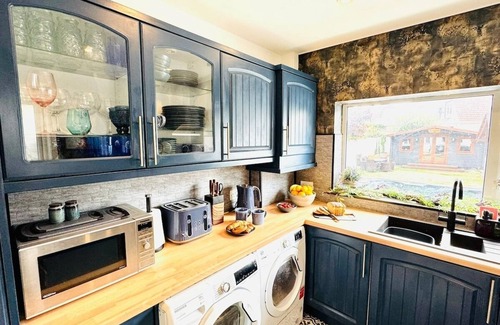 Southbourne House | 4BR - Hot Tub - BBQ - Garden -Beach-Cinema-Parking