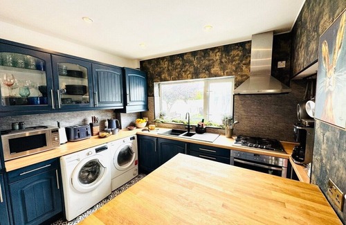 Southbourne House | 4BR - Hot Tub - BBQ - Garden -Beach-Cinema-Parking