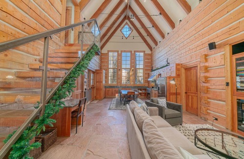 Mountain Village House | 4BR Lux Log Home Just Off Slopes: Hot Tub, Walk To Ski, 7 Beds