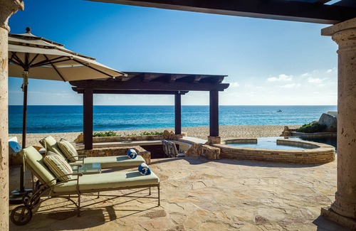 Buzzards Villa | 4BR Luxury Beachfront Home on Swimmable Beach