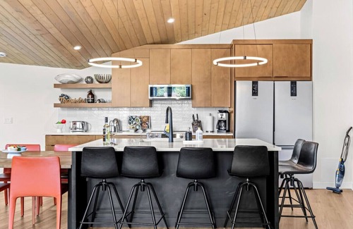 Canmore Villa | 4BR Luxury Mountain Retreat| Pvt HotTub| Sleeps 17