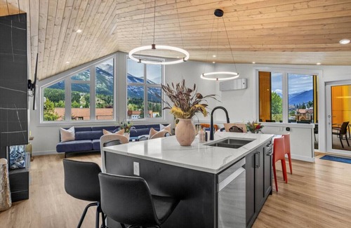 Canmore Villa | 4BR Luxury Mountain Retreat| Pvt HotTub| Sleeps 17