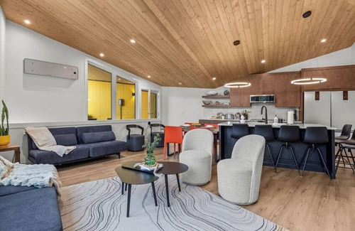 Canmore Villa | 4BR Luxury Mountain Retreat| Pvt HotTub| Sleeps 17