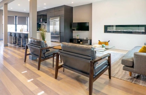 Central West End House | 4BR Modern CWE Luxury + Garage/ABODEbucks