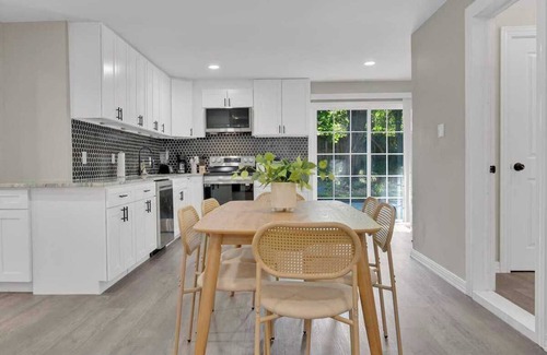 Newark House | 4BR Montrose Meadow Retreat｜Laundry Room｜Private Backyard｜High speed Wifi #42078