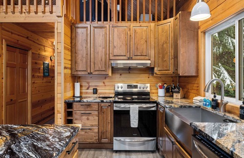 North Bend House | 4BR Retreat: 5-min to Ski, Snowboard, Snow Tubing