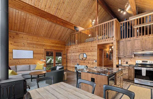North Bend House | 4BR Retreat: 5-min to Ski, Snowboard, Snow Tubing